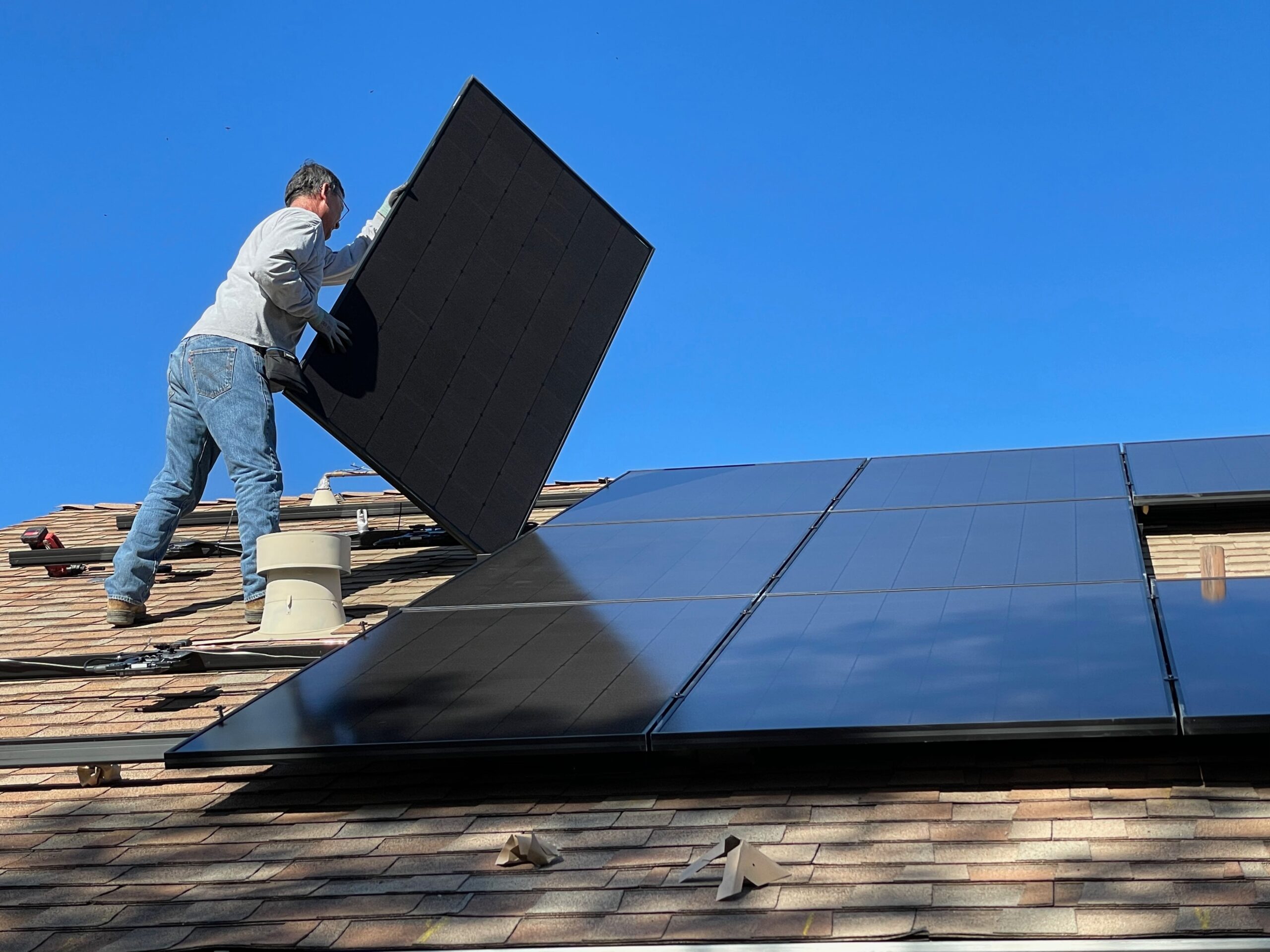 Как закрепить солнечные панели на крыше