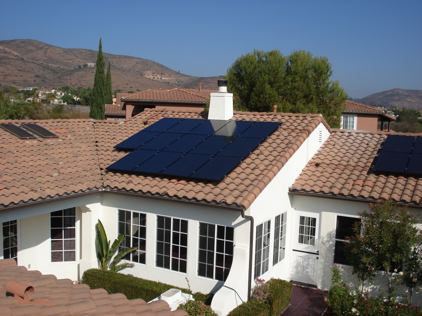 can-you-put-solar-panels-on-a-townhouse-the-pros-and-cons-solarsena